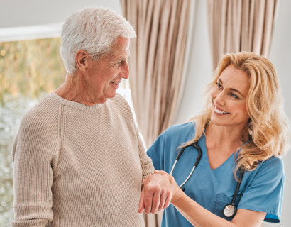 Frau misst Puls von Mann