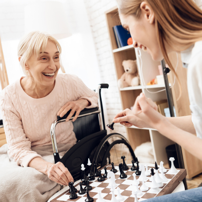 Zwei Frauen spielen Schach