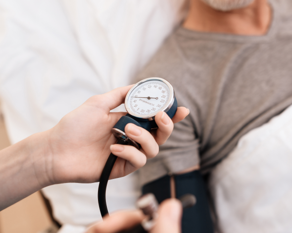 Mann nutzt Blutdruckgerät
